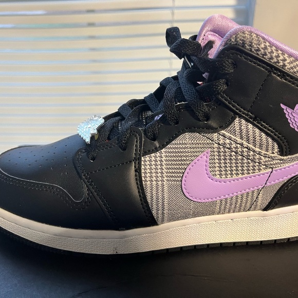 Air Jordan 1 Mid SE (GS) - Picture 7 of 16